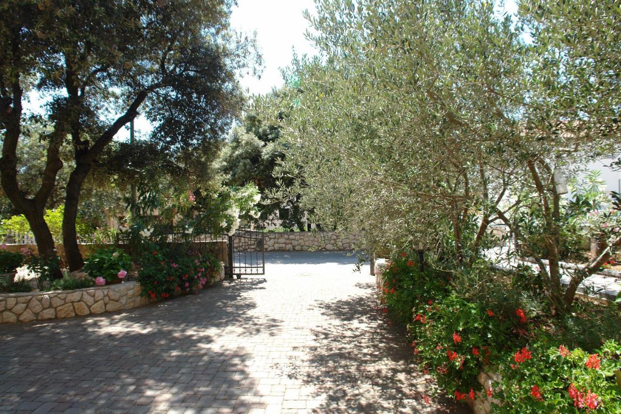 Apartments With A Parking Space Mandre, Pag - 18748 Колан Экстерьер фото