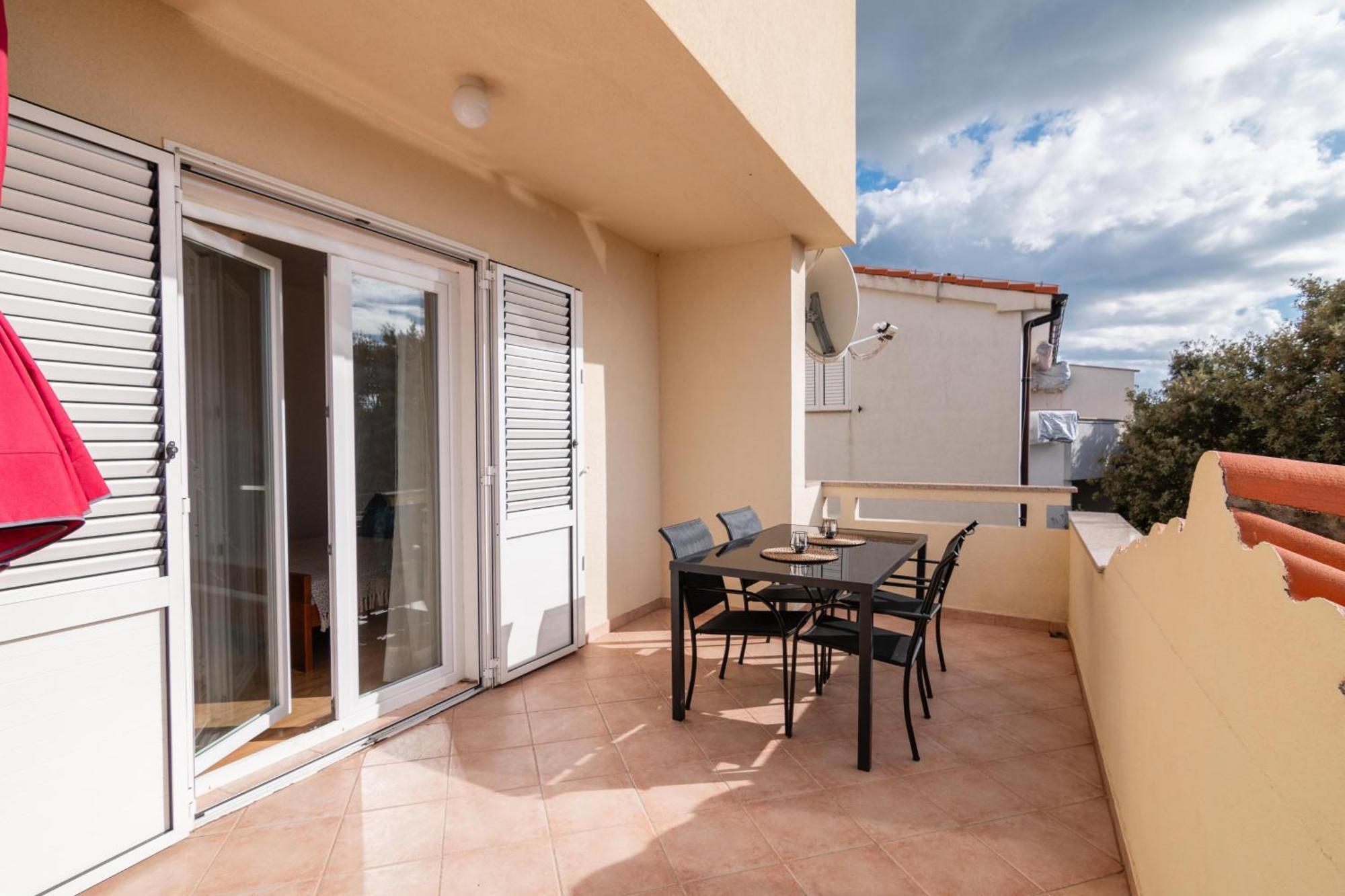 Apartments With A Parking Space Mandre, Pag - 18748 Колан Экстерьер фото